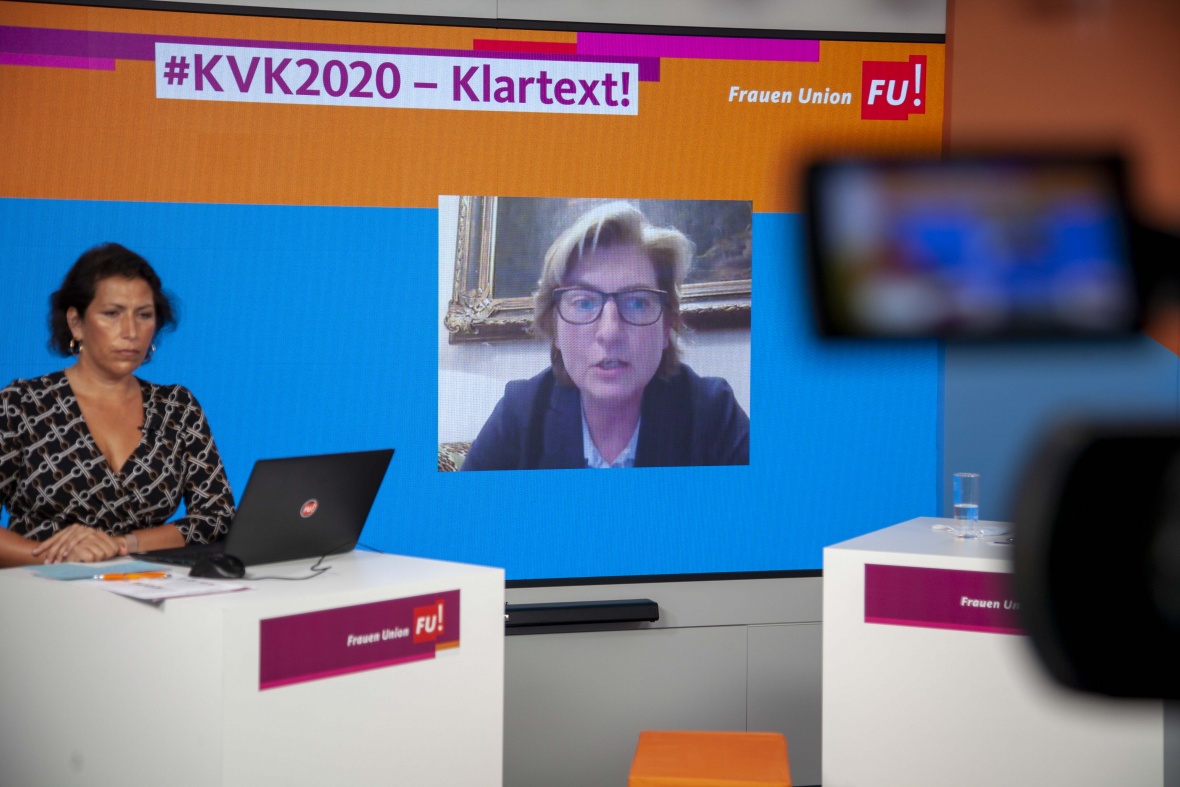 Kristy Augustin MdL, Landesvorsitzende der FU-Brandenburg moderiert die Diskussionsrunde zu einem Sexkaufverbot 