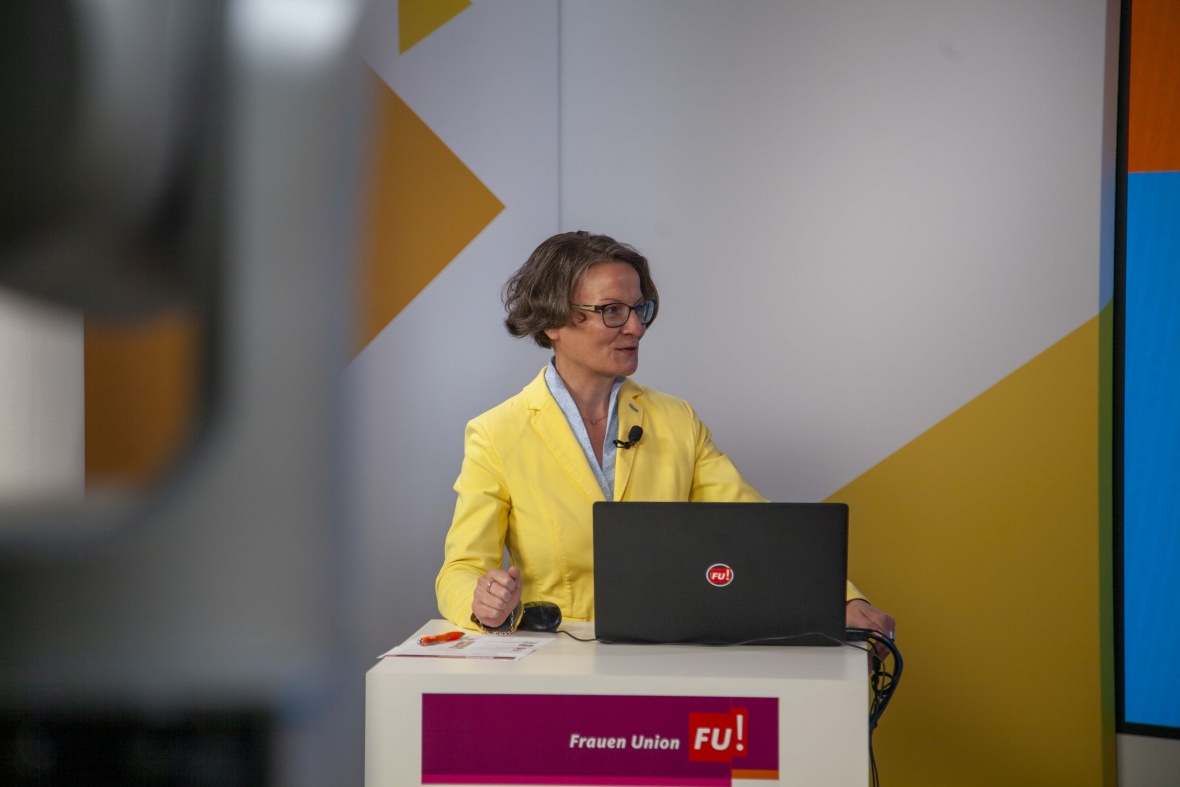 Moderatorin Ina Scharrenbach, Landesvorsitzende der FU-NRW 