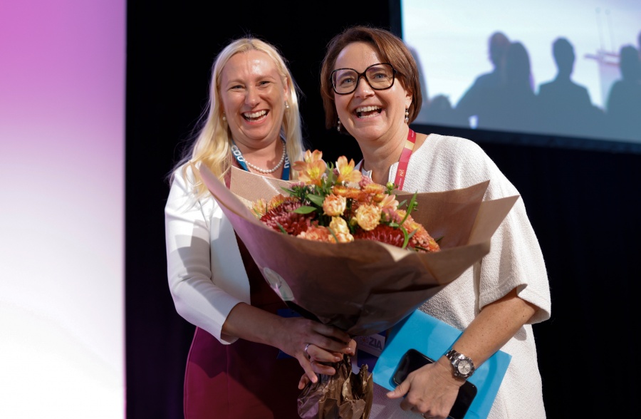 Diana Stolz gratuliert Annette widmann-Mauz zur Wiederwahl