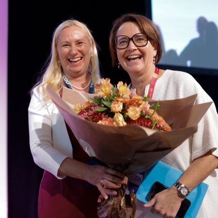 Diana Stolz gratuliert Annette widmann-Mauz zur Wiederwahl